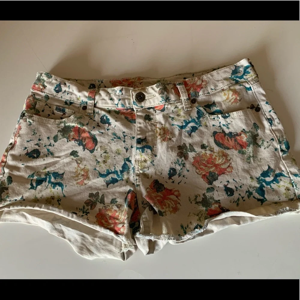 Arizona Jean Co. Juniors Floral cutoffs